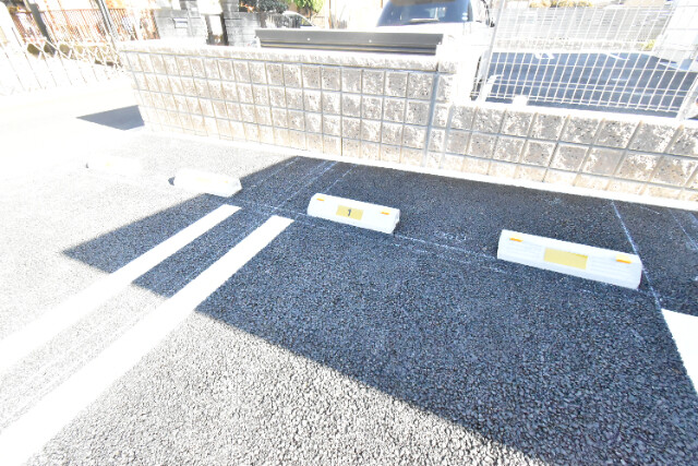 ��ʌ��z�J�s�{�{���R���ڂ̃A�p�[�g�̒��ԏ�