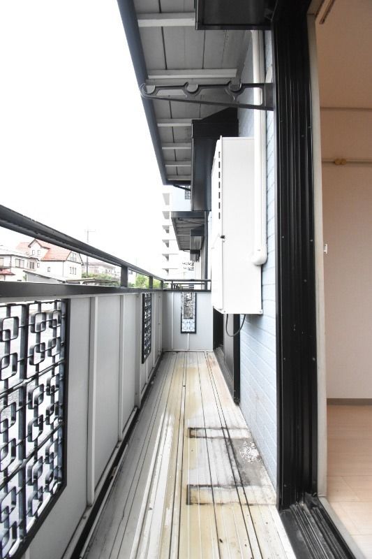 ��ʌ�����s������U���ڂ̃A�p�[�g�̃o���R�j�[