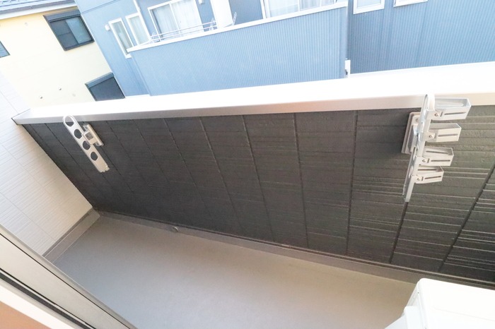 ��ʌ������s�V�����X���ڂ̃A�p�[�g�̃o���R�j�[