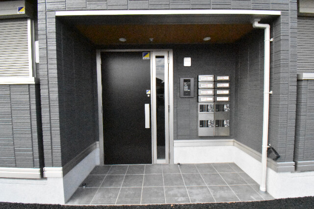 ��ʌ������s�V�����X���ڂ̃A�p�[�g�̃G���g�����X