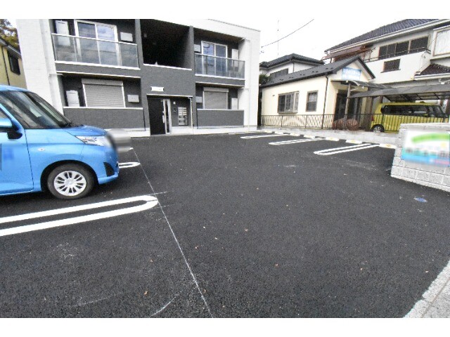 ��ʌ������s�V�����X���ڂ̃A�p�[�g�̒��ԏ�