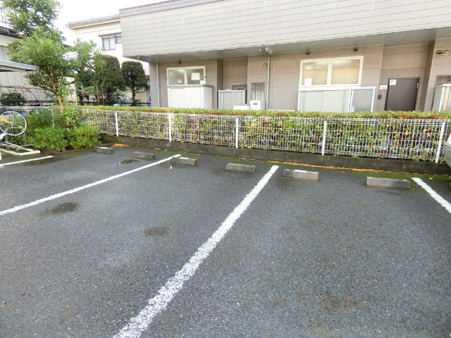 ��ʌ������s���h�Q���ڂ̃A�p�[�g�̒��ԏ�