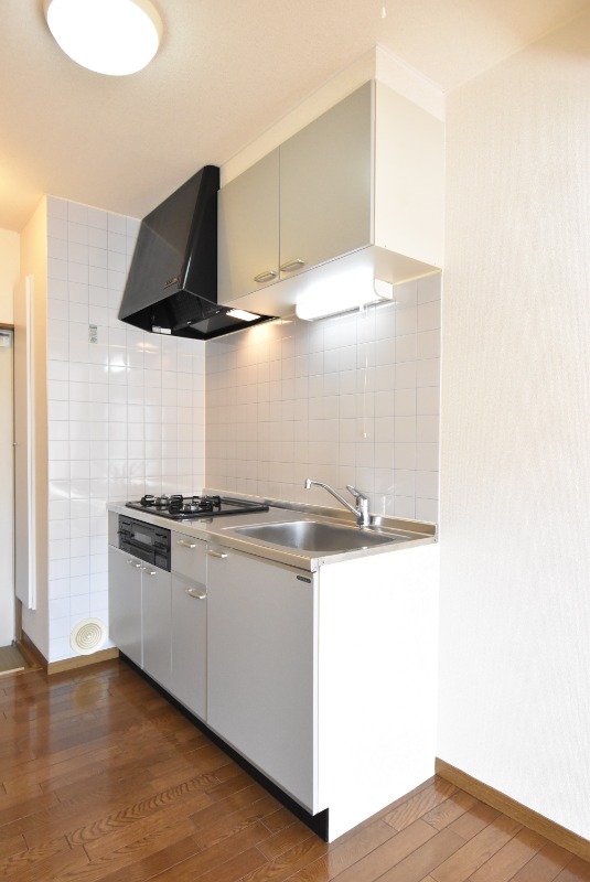 ��ʌ�����s�Ŕ�m�܂Q���ڂ̃A�p�[�g�̃L�b�`��