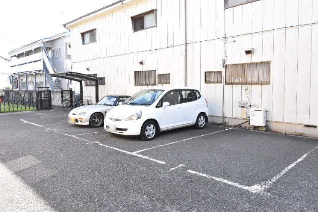 ��ʌ�����s�Ŕ�m�܂Q���ڂ̃A�p�[�g�̒��ԏ�