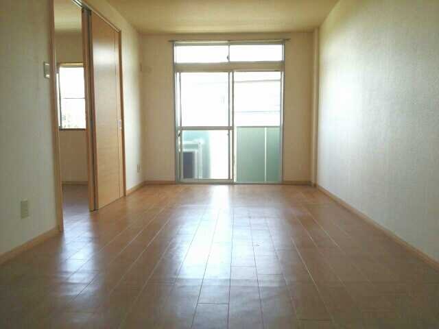 ��ʌ�����s�厚���s�̉Ƃ̃A�p�[�g�̋��ԁE���r���O