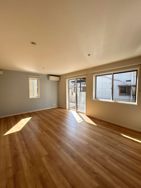 ��ʌ��������܎s����厚�w��̃e���X�n�E�X�̋��ԁE���r���O