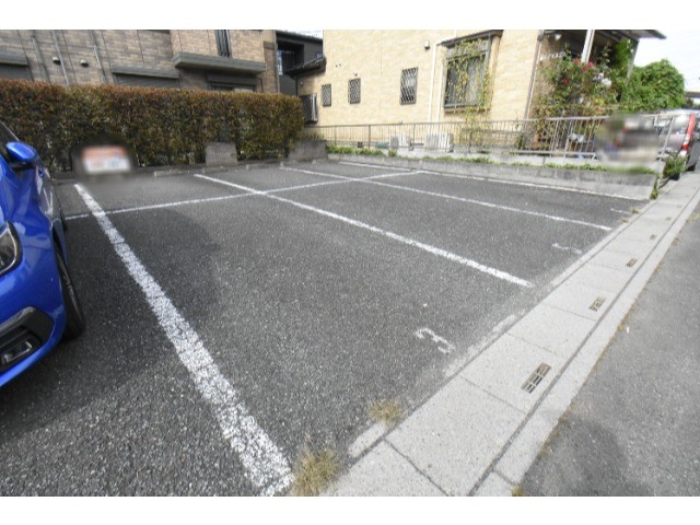 ��ʌ�����s����T���ڂ̃A�p�[�g�̒��ԏ�