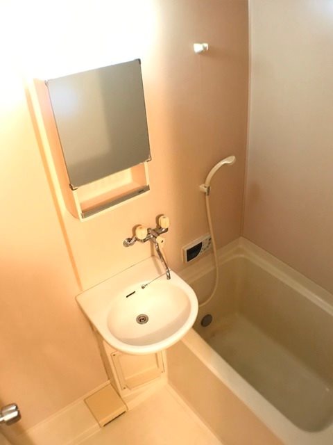 ��ʌ��������܎s��΋�钬�Q���ڂ̃A�p�[�g�̃o�X