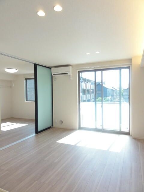 ��ʌ������s���R�Q���ڂ̃A�p�[�g�̋��ԁE���r���O