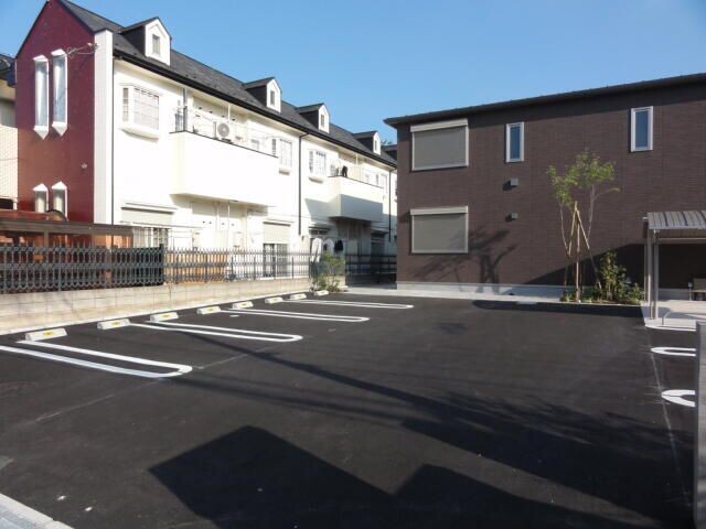 ��ʌ������s���R�Q���ڂ̃A�p�[�g�̒��ԏ�