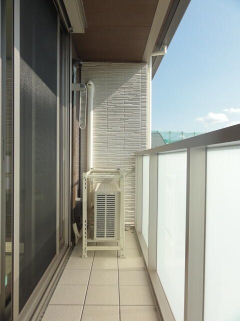 ��ʌ������s���R�Q���ڂ̃A�p�[�g�̃o���R�j�[