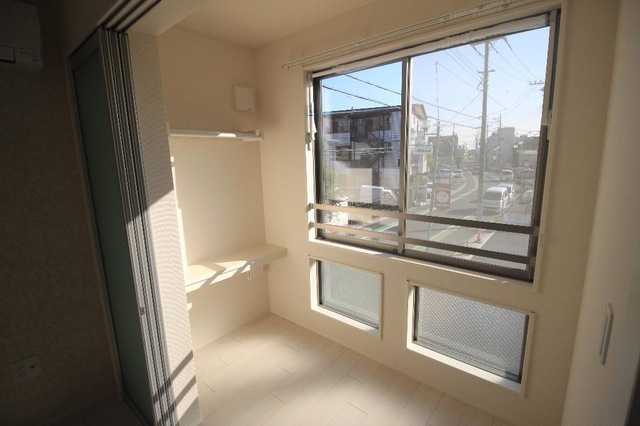 ��ʌ������s�ԌI�P���ڂ̃A�p�[�g�̃o���R�j�[