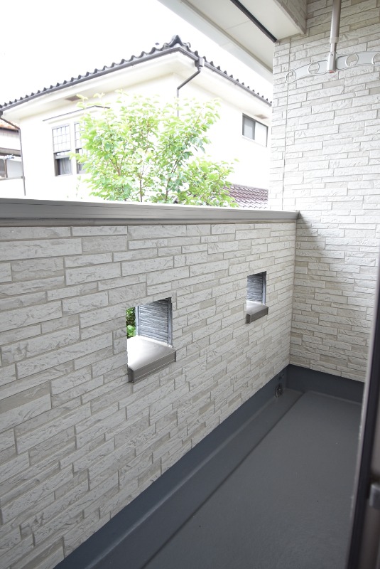 ��ʌ��������܎s��{��O���Q���ڂ̃A�p�[�g�̃o���R�j�[