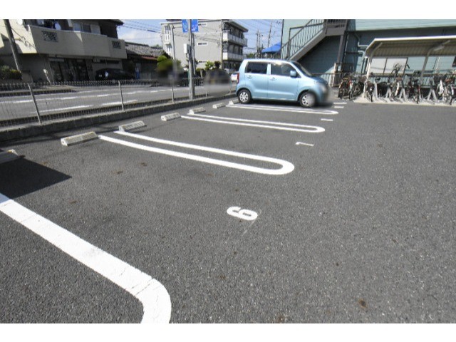 ��ʌ�����s�厚���s�̃A�p�[�g�̒��ԏ�