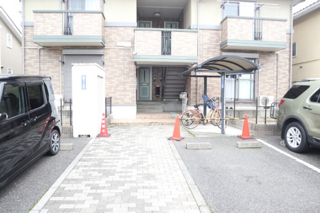 ��ʌ�����s�˒˂R���ڂ̃A�p�[�g�̃G���g�����X