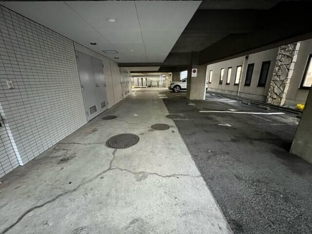 ��ʌ��z�J�s��z�J�S���ڂ̃}���V�����̒��ԏ�