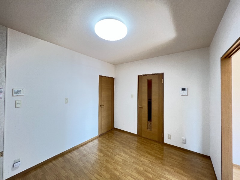 ��ʌ�����s������Q���ڂ̃A�p�[�g�̋��ԁE���r���O