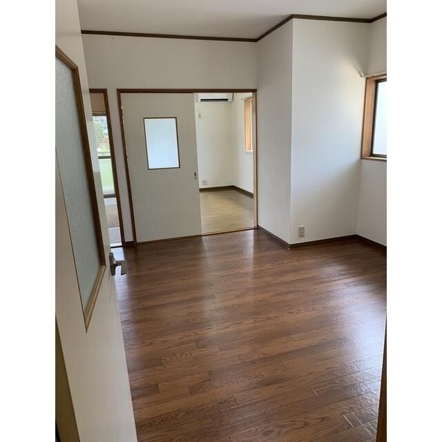 ��ʌ�����s�̉ƂQ���ڂ̃A�p�[�g�̋��ԁE���r���O