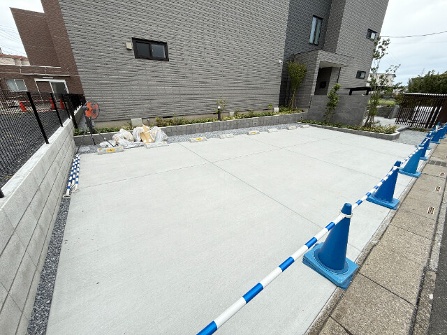 ��ʌ�����s�k����P���ڂ̃}���V�����̒��ԏ�