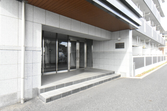 ��ʌ������s��ʖ�̃}���V�����̃G���g�����X