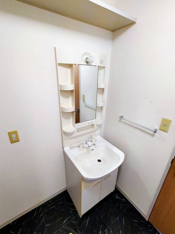 ��ʌ�����s�厚���̃A�p�[�g�̐��ʏ�