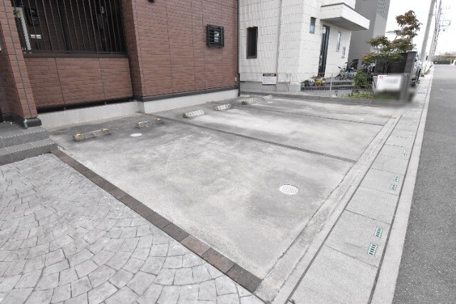 ��ʌ��z�J�s���C�N�^�E���U���ڂ̃A�p�[�g�̒��ԏ�