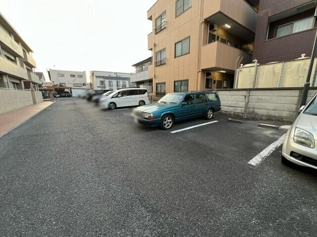 ��ʌ��z�J�s���������̃}���V�����̒��ԏ�