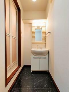 ��ʌ��������܎s����厚��c�{�̃A�p�[�g�̐��ʏ�