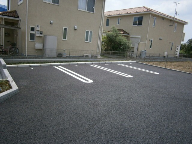 ��ʌ��z�J�s���C�N�^�E���Q���ڂ̃A�p�[�g�̒��ԏ�