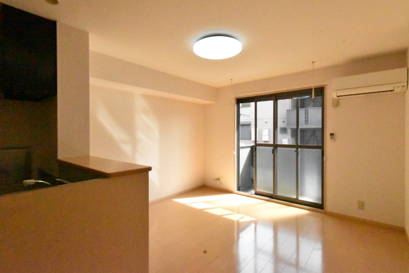 ��ʌ�����s������U���ڂ̃A�p�[�g�̋����E���r���O