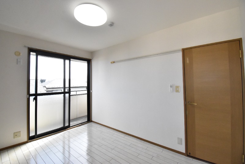 ��ʌ�����s�˒˂R���ڂ̃A�p�[�g�̋����E���r���O