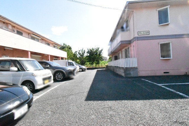 ��ʌ�����s���s�o�H�Q���ڂ̃A�p�[�g�̒��ԏ�