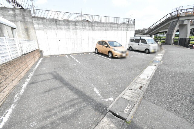 ��ʌ�����s�k����Q���ڂ̃A�p�[�g�̒��ԏ�