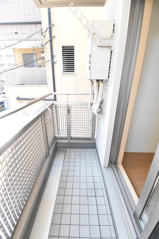 ��ʌ�����s�˒˂Q���ڂ̃A�p�[�g�̃o���R�j�[