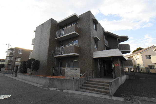 ��ʌ�����s�厚���s�̃}���V�����̌����O��