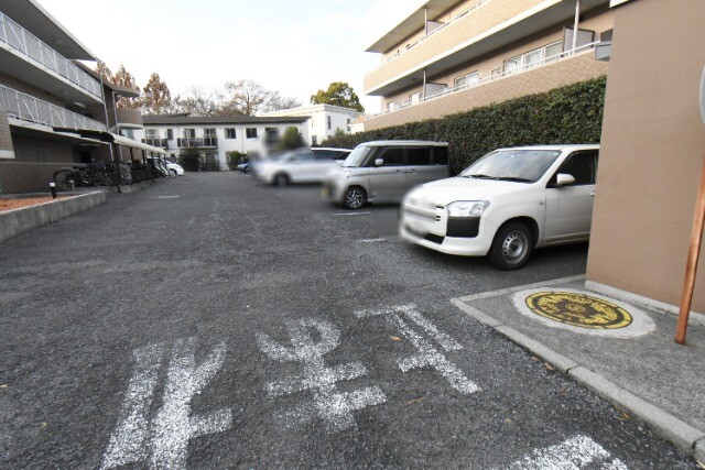 ��ʌ�����s�厚���s�̃}���V�����̒��ԏ�