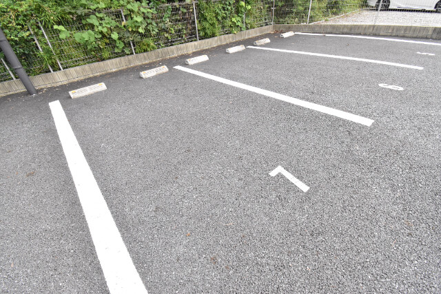 ��ʌ�����s�厚���L�˂̃A�p�[�g�̒��ԏ�