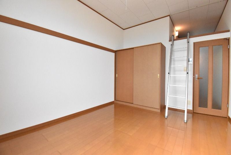 ��ʌ�����s������U���ڂ̃A�p�[�g�̋��ԁE���r���O