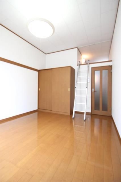 ��ʌ�����s������U���ڂ̃A�p�[�g�̂��̑��ݔ�