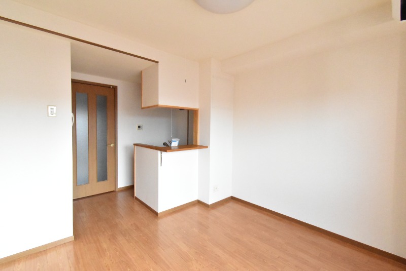 ��ʌ��z�J�s�ԎR���P���ڂ̃}���V�����̋��ԁE���r���O