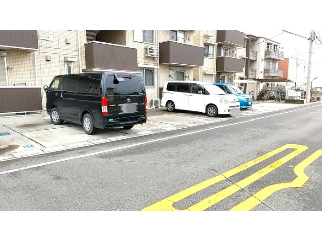 ��ʌ��z�J�s���C�N�^�E���P���ڂ̃A�p�[�g�̒��ԏ�