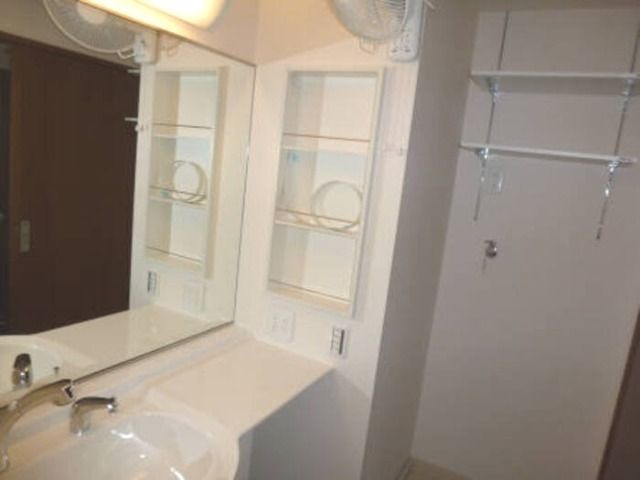 ��ʌ��z�J�s���������̃A�p�[�g�̐��ʏ�