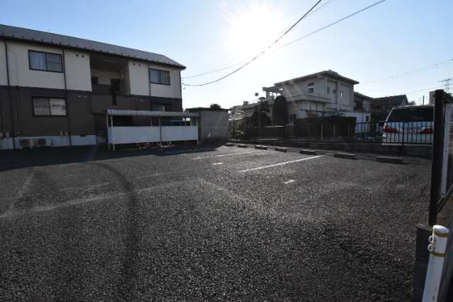 ��ʌ�����s�厚�Ɋ��̃A�p�[�g�̒��ԏ�