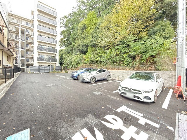 ��ʌ�����s����T���ڂ̃}���V�����̒��ԏ�